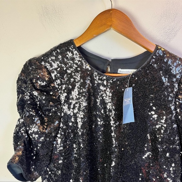 NWT Abercrombie and Fitch black sequined top and with sexy closure detail - Picture 2 of 5